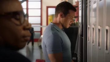 Teoría Birke Camisa Polo de lino usada por Evan 'Buck' Buckley (Oliver Stark) como se ve en 9-1-1 (S06E02)