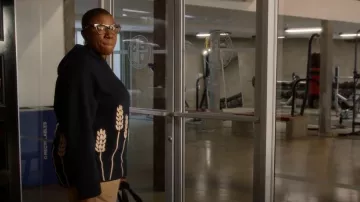 Sweat à capuche brodé Sandro porté par Henrietta 'Hen' Wilson (Aisha Hinds) vu dans le 9-1-1 (S06E02)