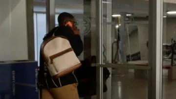 Michael Kors Mason Sac à dos en toile à deux tons porté par Henrietta 'Hen' Wilson (Aisha Hinds) vu dans 9-1-1 (S06E02)