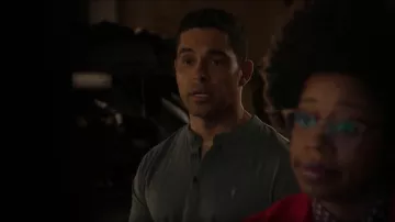 AllSaints Brace Henley T Shirt porté par Nick Torres (Wilmer Valderrama) vu dans NCIS (S20E02)