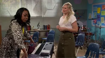 Veronica Beard Larsen Vestido de medios mixtos usado por Gemma (Beth Behrs) como se ve en The Neighborhood (S05E02)