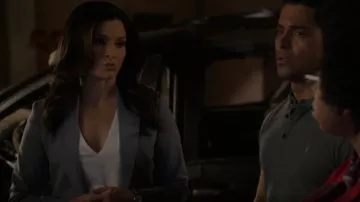 Frame Le Mid Rise V Neck Tee porté par Jessica Knight (Katrina Law) vu dans NCIS (S20E02)