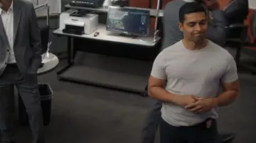 T Shirt AllSaints Harv Crew porté par Nick Torres (Wilmer Valderrama) vu dans NCIS (S20E02)