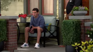 Zapatillas New Balance 237V1 usadas por Dave (Max Greenfield) como se ve en The Neighborhood (S05E02)