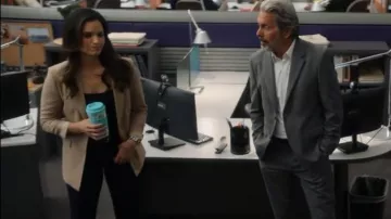 Montana Silversmiths River Rock Feather Whispers Montre portée par Jessica Knight (Katrina Law) vue dans NCIS (S20E02)