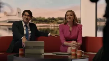 Robe Karen Millen Forever portée par Lauren comme on le voit dans The Capture (S02E04)