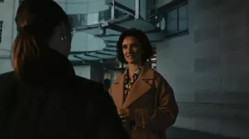Week-end Max Mara Trench-coat hydrofuge porté par Khadija Khan (Indira Varma) comme vu dans The Capture (S02E05)