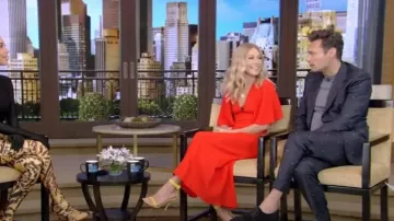 Robe Victoria Beckham à col en V portée par Kelly Ripa vue en DIRECT avec Kelly et Ryan le 26 septembre 2022