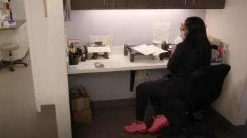 Nike Air Vapor Max En Triple Rose porté par Jackie Walters comme vu dans Mariés à la médecine (S09E12)