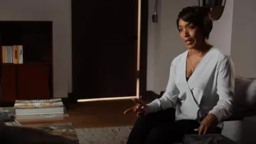 Rag & Bone Debbie Silk Wrap Top porté par Athena Grant (Angela Bassett) vu dans 9-1-1 (S04E07)