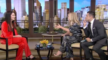 Alice + Olivia Olivia Pantalones de satén acampanados usados por Lauren Graham como se ve en LIVE with Kelly and Ryan el 27 de septiembre de 2022