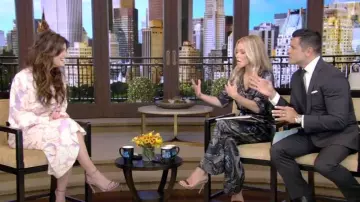 Smythe Floral Print Draped Midi Dress usado por Idina Menzel como se ve en VIVO con Kelly y Ryan el 27 de septiembre de 2022