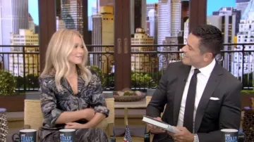Fendi All-Over Marble Printed Satin Shirt porté par Kelly Ripa vu en DIRECT avec Kelly et Ryan le 27 septembre 2022