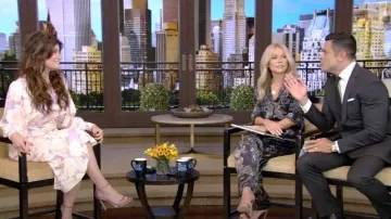 Pantalones de seda estampados de mármol Fendi usados por Kelly Ripa como se ve en VIVO con Kelly y Ryan el 27 de septiembre de 2022