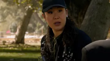 Ted Baker Priyaa Floral Embroidery Zip Front Jacket porté par Sherri Kansky (Ruthie Ann Miles) comme vu dans All Rise (S02E03)