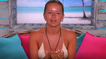 Shein Textured Triangle Tie Side Bikini Swimsuit usado por Tasha Ghouri como se ve en Love Island (S08E26)