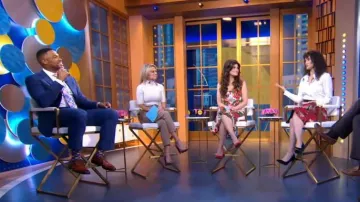 Guess Eco Flora Rib Turtleneck Sweater usado por Amy Robach como se ve en Good Morning America el 27 de septiembre de 2022