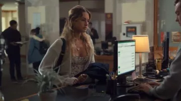 Reformation Novena Top porté par Lucy Albright (Grace Van Patten) vu dans Tell Me Lies (S01E06)