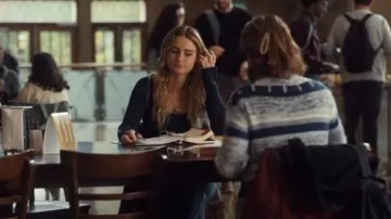 Pistola Taryn Short Sleeve Sweetheart Sweater en Navy porté par Lucy Albright (Grace Van Patten) comme vu dans Tell Me Lies (S01E06)
