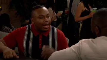 Ben Sherman Iconic Vertical Textured Stripe Mod Knit Polo usado por Marty (Marcel Spears) como se ve en The Neighborhood (S05E02)