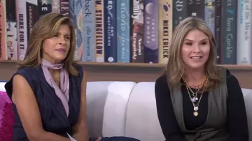 Robe Zara Faux Leather Ruffled Pinafore portée par Jenna Bush Hager vue dans Today with Hoda & Jenna le 28 septembre 2022