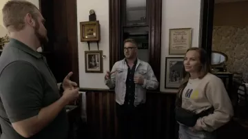 Lululemon Athletica Every­where Belt Bag worn by Mina Starsiak as seen in Good Bones: Risky Business (S01E04)