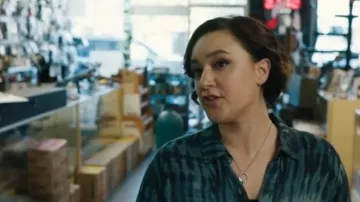 Rails Hunter Shirt porté par l’agent spécial Hana Gibson (Keisha Castle-Hughes) vu dans FBI: Most Wanted (S04E01)
