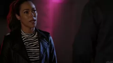 Theory Zebra Wool-Blend Tee usado por Emily Lopez (Jessica Camacho) como se ve en All Rise (S02E04)
