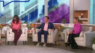 Joie Mintee Floral Ruffle Blusa usada por Natalie Morales como se ve en The Talk el 28 de septiembre de 2022