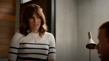 Pull à manches courtes Frame Rib porté par Marina (Karla Souza) comme on le voit dans Home Economics (S03E02)