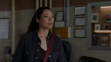 Levis Essential Western Denim Camisa en Negro usada por Violet Mikami (Hanako Greensmith) como se ve en Chicago Fire (S11E02)