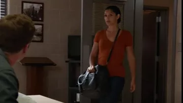 Madewell Whisper Cotton V-Neck Tee en argile rouillée porté par Stella Kidd (Miranda Rae Mayo) vu dans Chicago Fire (S11E02)