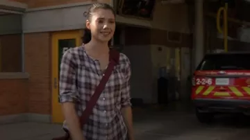 Graham & Spencer Plaid Blouse de Velvet usado por Violet Mikami (Hanako Greensmith) como se ve en Chicago Fire (S11E02)
