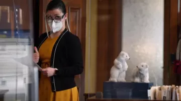 Robe Ted Baker Innabel portée par Sherri Kansky (Ruthie Ann Miles) vue dans All Rise (S02E05)