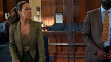 Veronica Beard Miranda Twill Pants usado por Emily Lopez (Jessica Camacho) como se ve en All Rise (S02E05)