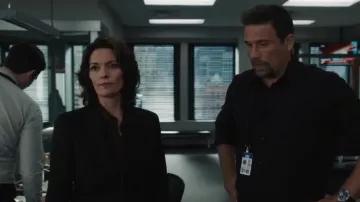 Teoría Camisa Clásica Ajustada usada por Isobel Castille (Alana de la Garza) como se ve en FBI (S05E02)
