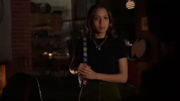 La mini-jupe en velours côtelé Kooples portée par May Grant (Corinne Massiah) vue dans le 9-1-1 (S05E09)