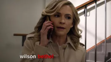 Sandro Trench Coat plissé porté par Amy Quinn (Lindsey Gort) vu dans All Rise (S02E06)
