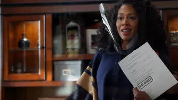 Capa de manta de lana virgen de Chloe usada por Lola Carmichael (Simone Missick) como se ve en All Rise (S02E06)