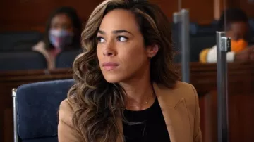 A.L.C. Sedgwick II Double-Breasted Blazer usado por Emily Lopez (Jessica Camacho) como se ve en All Rise (S02E06)