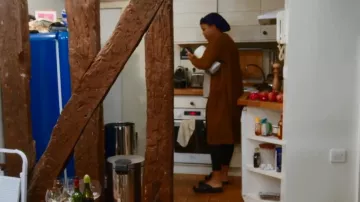 Sandalia Mia Mita usada por Adja Touré como se ve en Novias reales en París (S01E05)