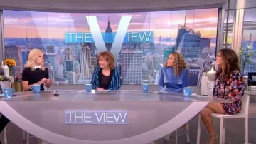 Alice + Olivia Breann Stripe Fitted Blazer porté par Joy Behar vu dans The View le 29 septembre 2022