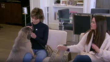Suéter de cuello simulado Courrèges usado por Lisa Rinna como se ve en The Real Housewives of Beverly Hills (S12E20)