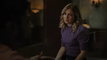 Wild Pony Icon Puff-Sleeve Cropped Sweater usado por Samantha (Rose McIver) como se ve en Ghosts (S02E01)