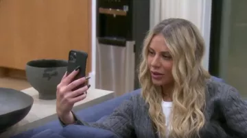 Étui de téléphone Louis Vuitton Bumper Pallas utilisé par Dorit Kemsley comme on le voit dans The Real Housewives of Beverly Hills (S12E20)