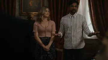 Vero Moda Lina cuello en V Frill Cardigan usado por Samantha (Rose McIver) como se ve en Ghosts (S02E01)