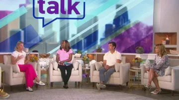 Aqua Floral Ruffled Mini Vestido usado por Natalie Morales como se ve en The Talk el 29 de septiembre de 2022