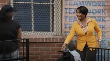 Chemisier imprimé Zara Flowing porté par Barbara Howard (Sheryl Lee Ralph) vu dans Abbott Elementary (S02E01)