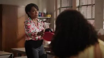 Chemisier en satin floral Zara porté par Barbara Howard (Sheryl Lee Ralph) vu dans Abbott Elementary (S02E01)