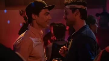 Bandeau Fila porté par Kit Cowan (Ben Aldridge) comme on le voit dans la garde-robe du film Spoiler Alert